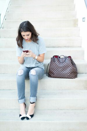 Mavi Jeans 'Serena' Distressed Stretch Skinny Jeans (Grey Ripped) June & Hudson Knot Hem Tee Monochrome